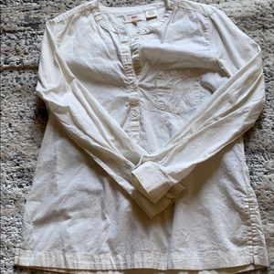 Levi’s soft white long-sleeved shirt.